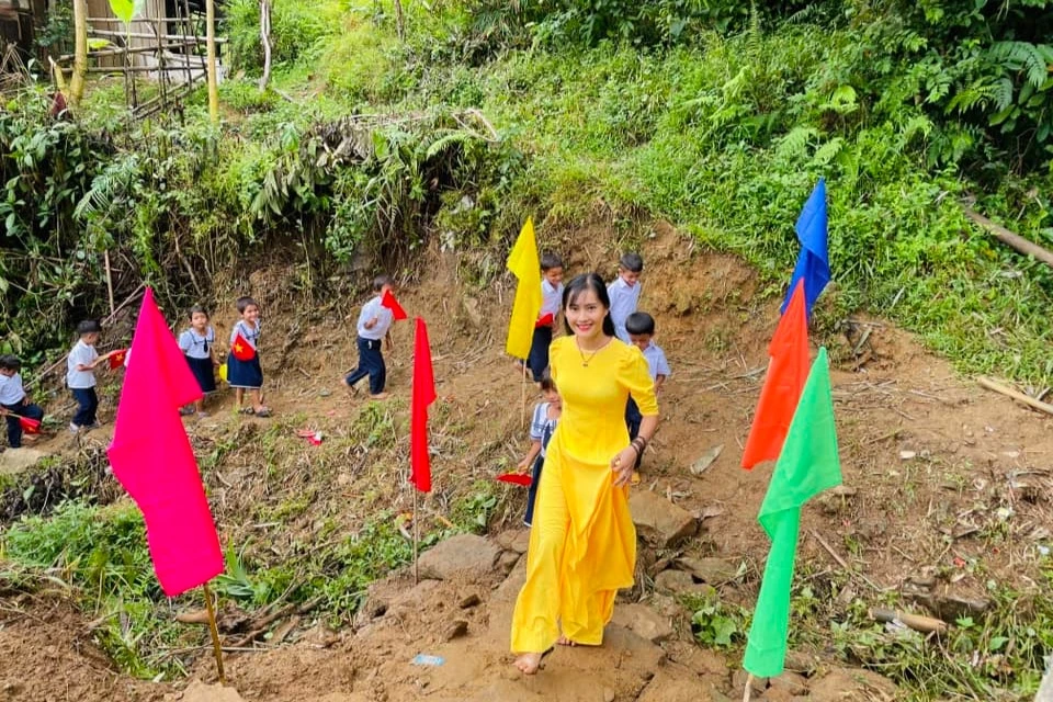 Cô trò điểm trường Lang Lương rạng rỡ trong ngày khai giảng. Ảnh: NVCC