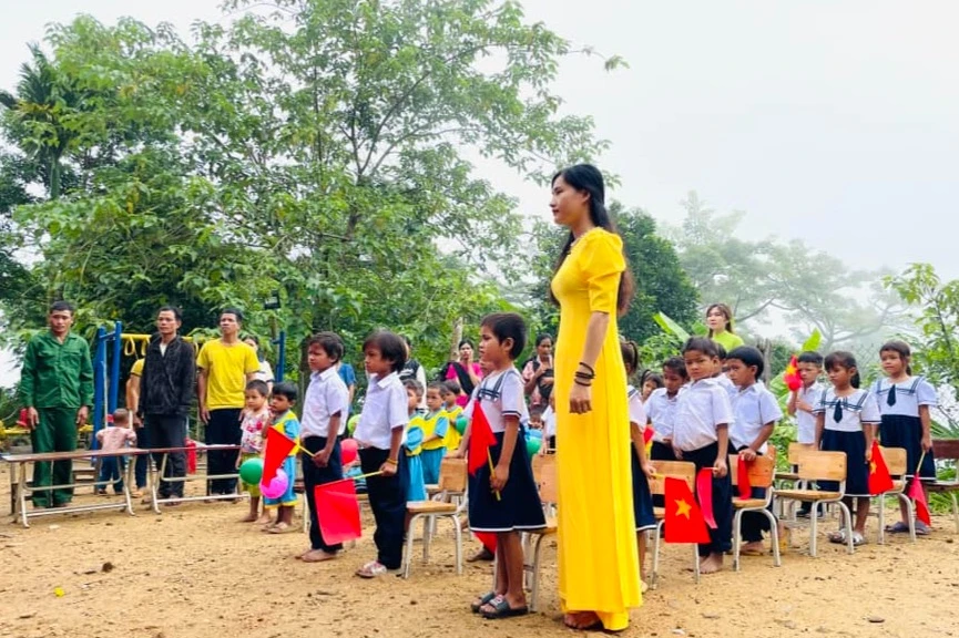 Những đôi chân lấm lem bùn đất trên khoảnh sân nhỏ. Ảnh: NVCC