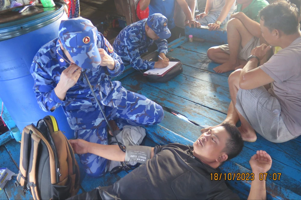 Hoả tốc yêu cầu tàu Cảnh sát biển đón 80 ngư dân gặp nạn đưa về bờ