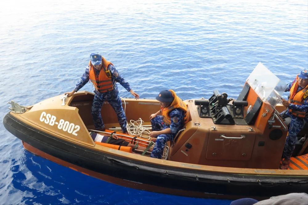 1 ngư dân đột quỵ khi đánh cá cách đất liền 300 hải lý