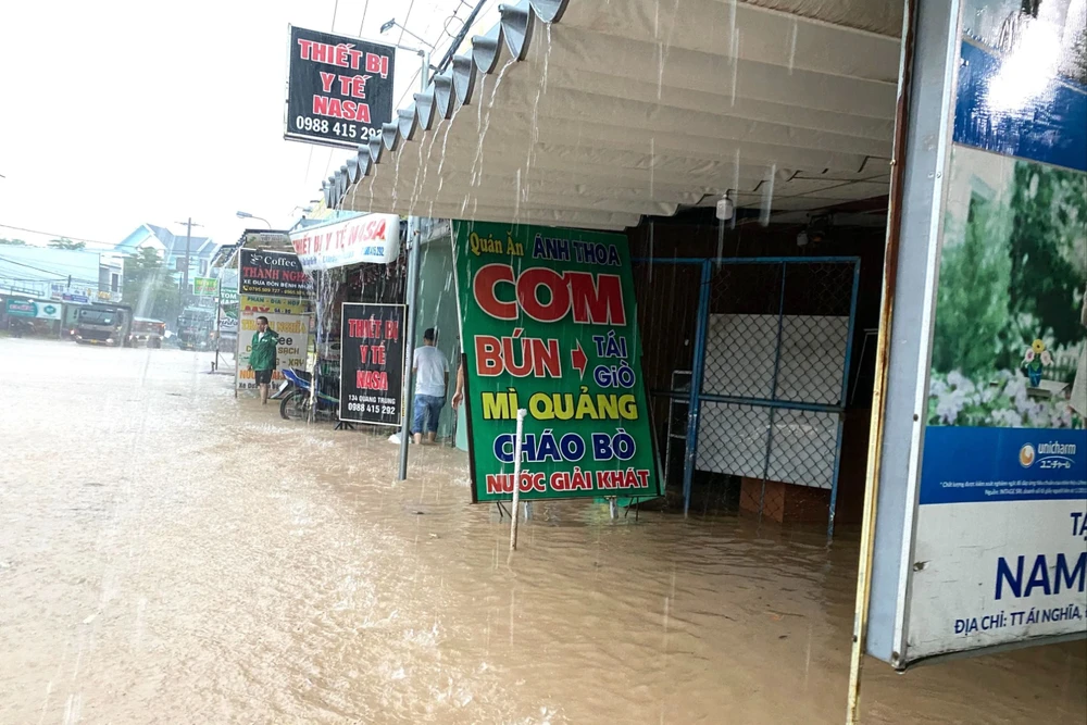 Vùng rốn lũ Quảng Nam ngập sâu, người dân lội nước đi khám bệnh