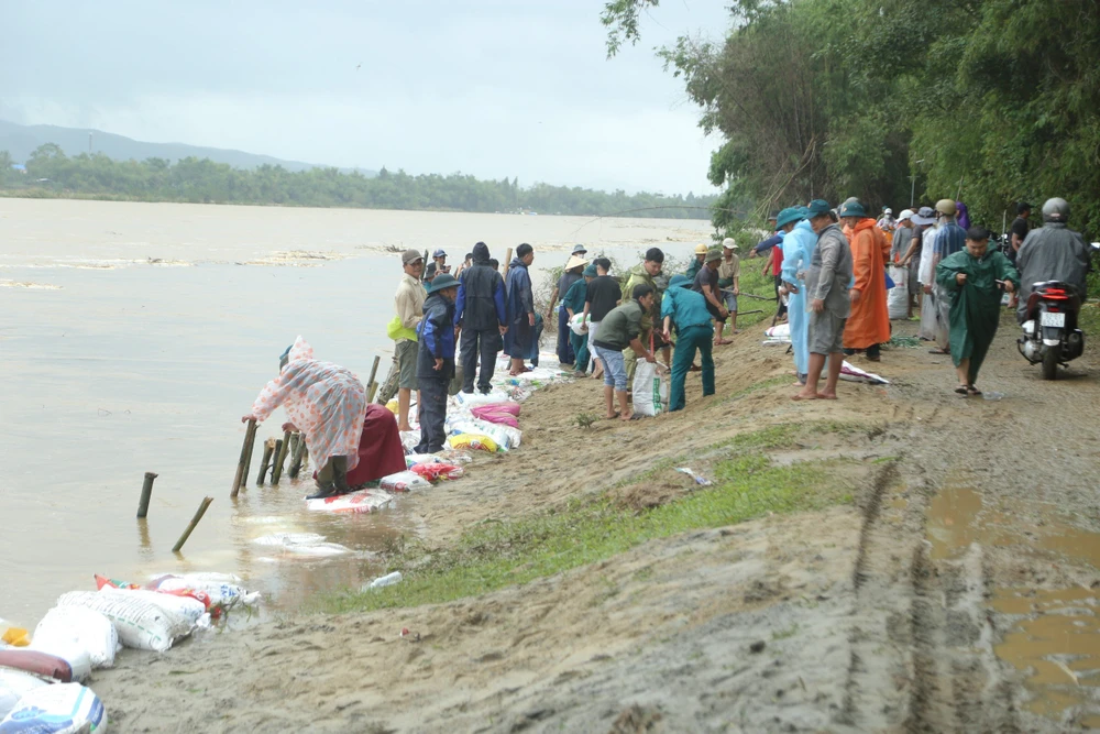 200 người vùng rốn lũ Quảng Nam cùng nhau vá đoạn bờ sông bị sạt lở