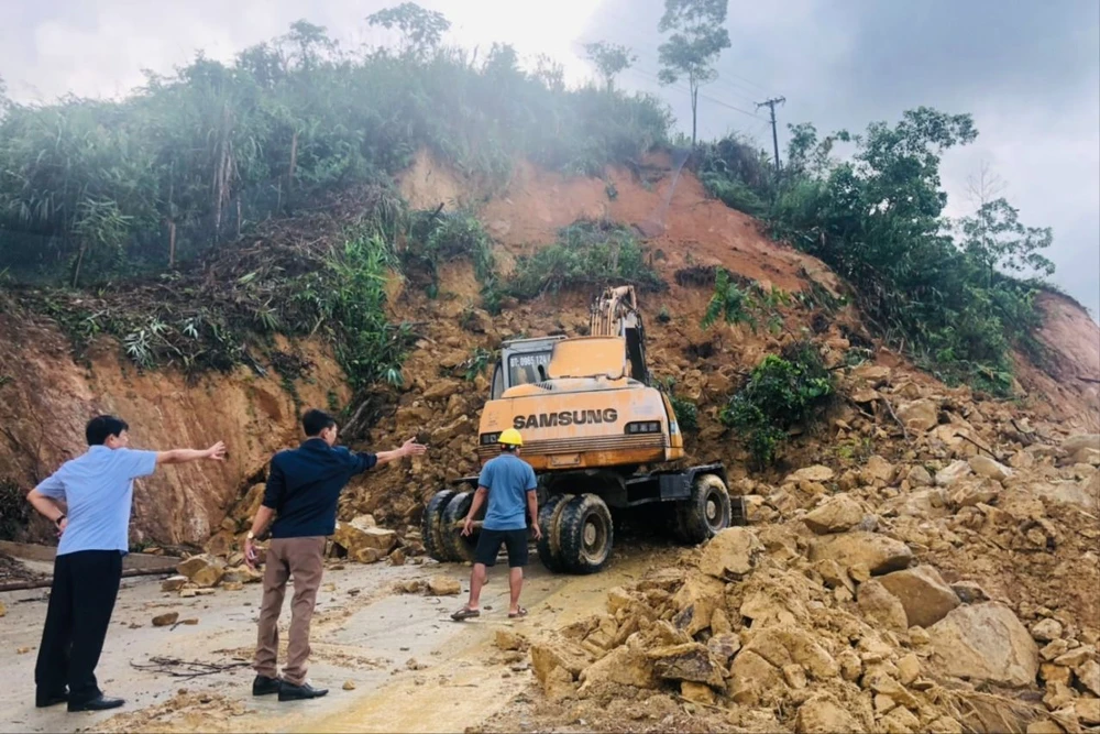 mưa lũ làm nhiều tuyến đường sạt lở