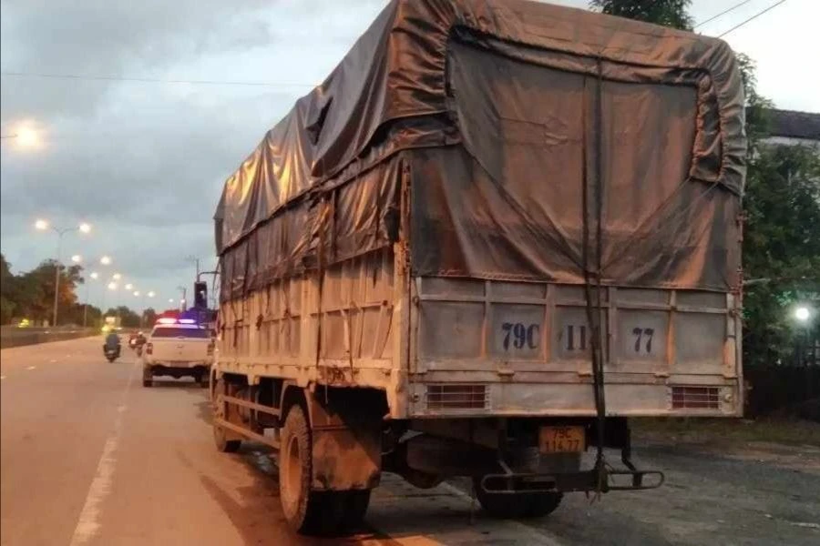 lái xe rời khỏi hiện trường