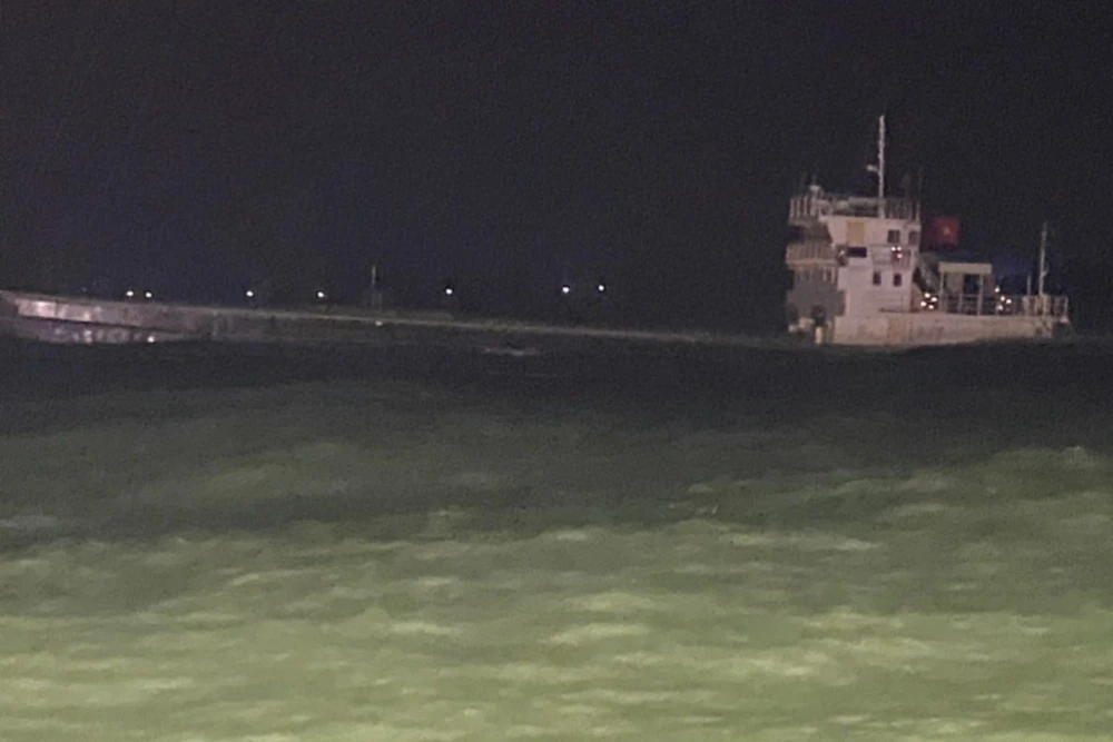 Tàu hàng chìm trên vùng biển tỉnh Quảng Nam