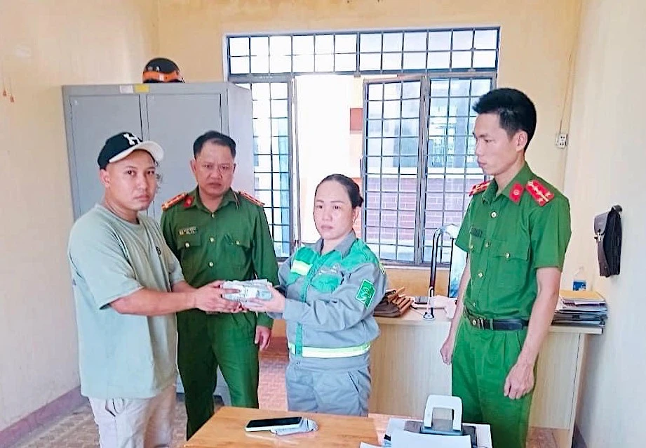 Nữ lao công nhặt được gần 100 triệu liền mang đến công an nhờ tìm người đánh rơi