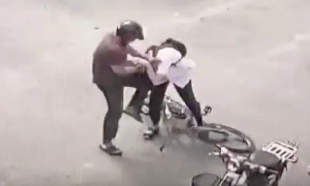 Học sinh lớp 9 bị cha của bạn đánh nhập viện