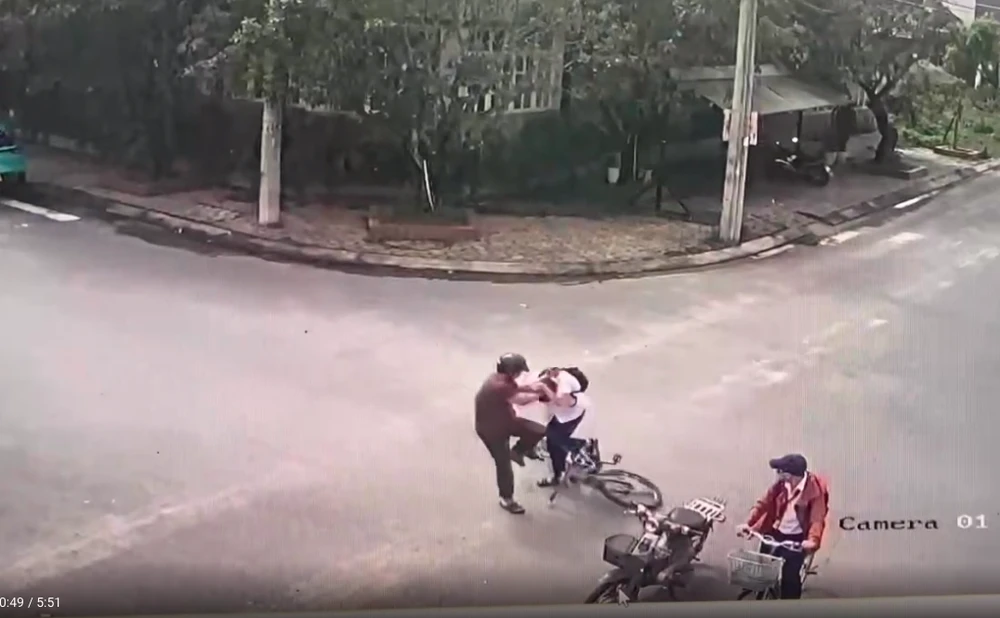 Phan Thượng Mỹ đánh học sinh lớp 9 nhập viện lãnh án 2 năm tù treo. Ảnh: Cắt từ clip