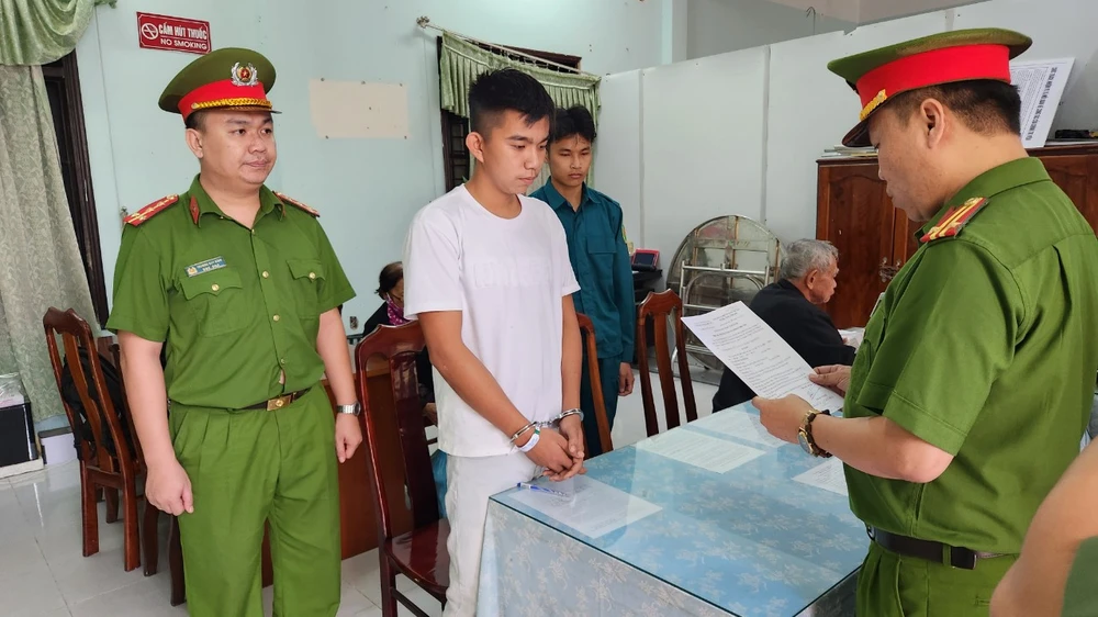 Thắng thuê ô tô đem đi bán, lấy tiền chơi game đánh bạc