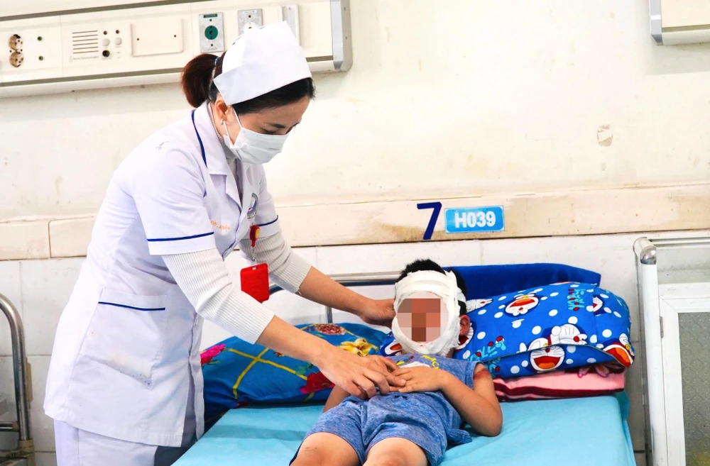 Tia lửa tiếp xúc làm bóng bay phát nổ, bé trai bị bỏng toàn mặt