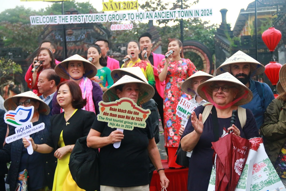 Đoàn khách quốc tế đầu tiên đến Hội An