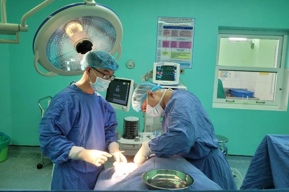 Nạn nhân vụ máy bay Su-22 rơi đang điều trị tại Bệnh viện đa khoa Vĩnh Đức.