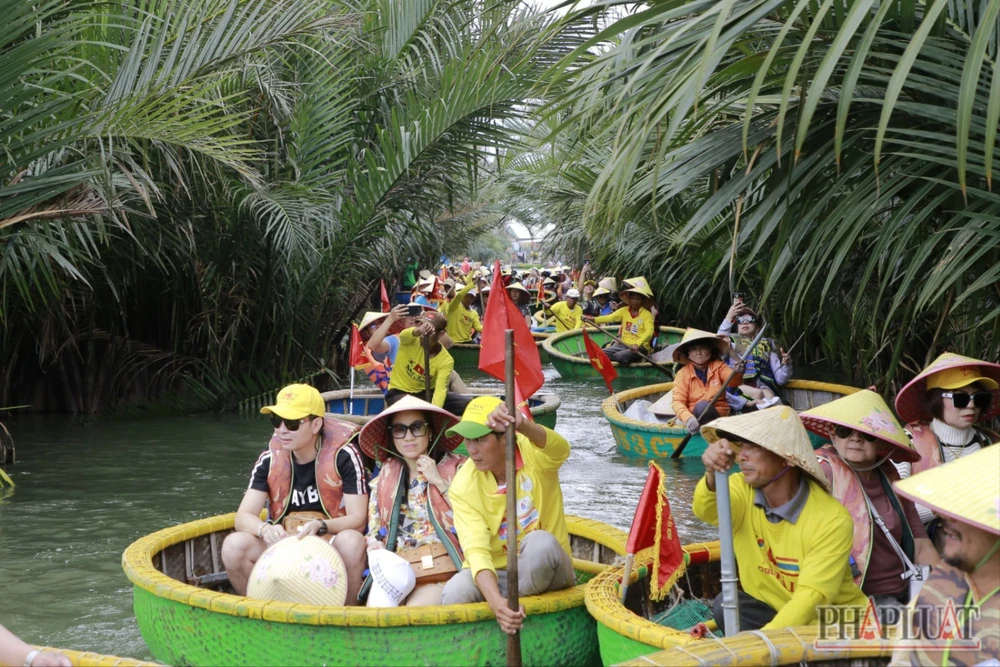 Du khách nườm nượp đổ về tham quan rừng dừa Bảy Mẫu