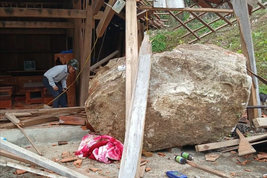 Sau tiếng nổ mìn, tảng đá khoảng 4 tấn lăn xuống làm sập nhà dân. Ảnh: TN