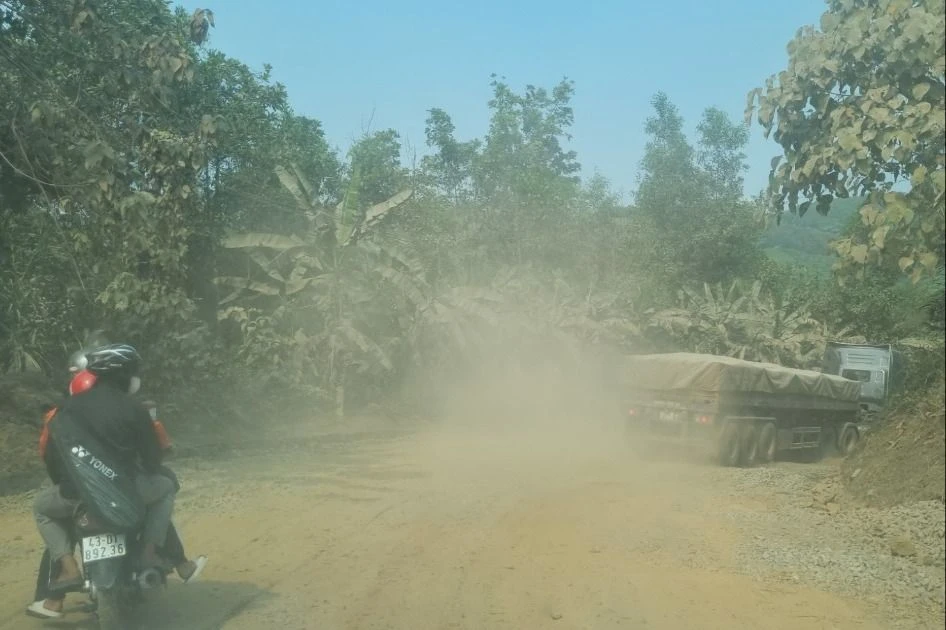 Quốc lộ 14D 'nát như ruộng cày', ảnh hưởng đời sống người dân 5 xã vùng cao huyện Nam Giang. Ảnh: TN