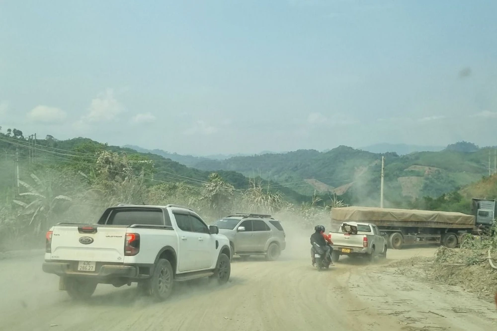 Quốc lộ 14D tan nát, cuộc sống người dân đảo lộn. Ảnh: Tn