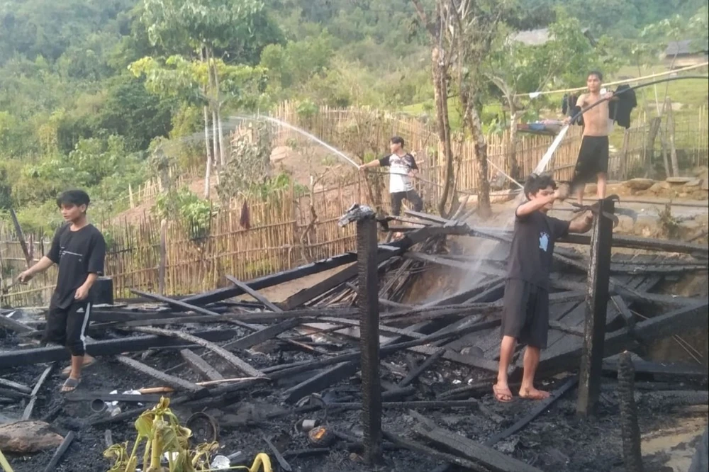 Hai ngôi nhà của người dân huyện miền núi Quảng Nam bị cháy lúc trời vừa sáng