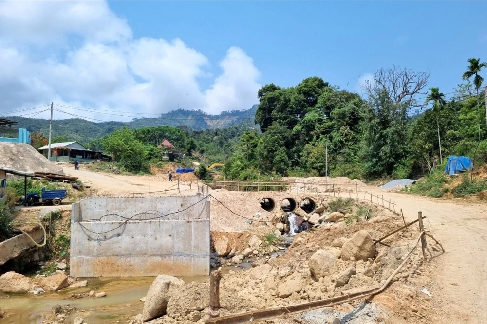 Nhà thầu thi công ì ạch, vắng hoe bóng dáng công nhân tại các tuyến đường. Ảnh: THANH NHẬT