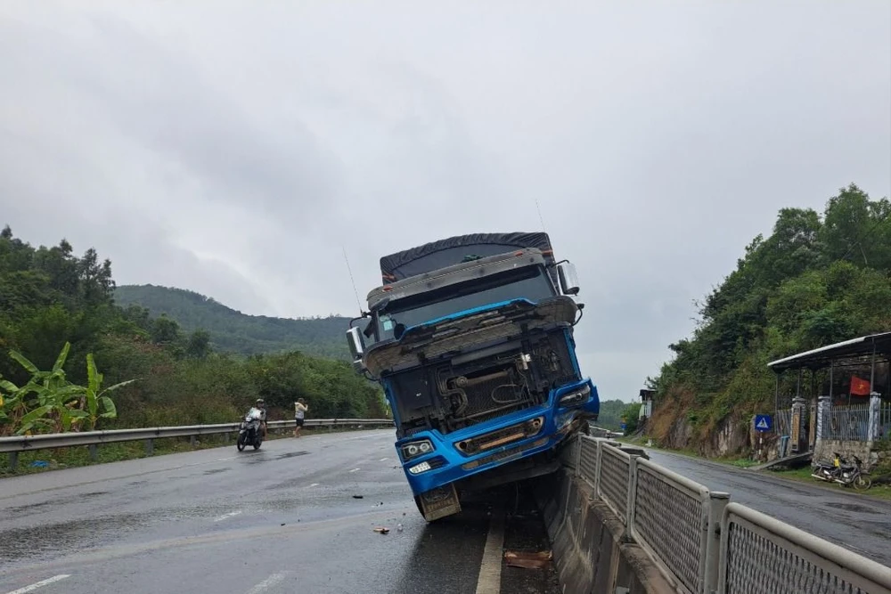 Xe tải mất lái tông vào dải phân cách giữa. Ảnh: CTV