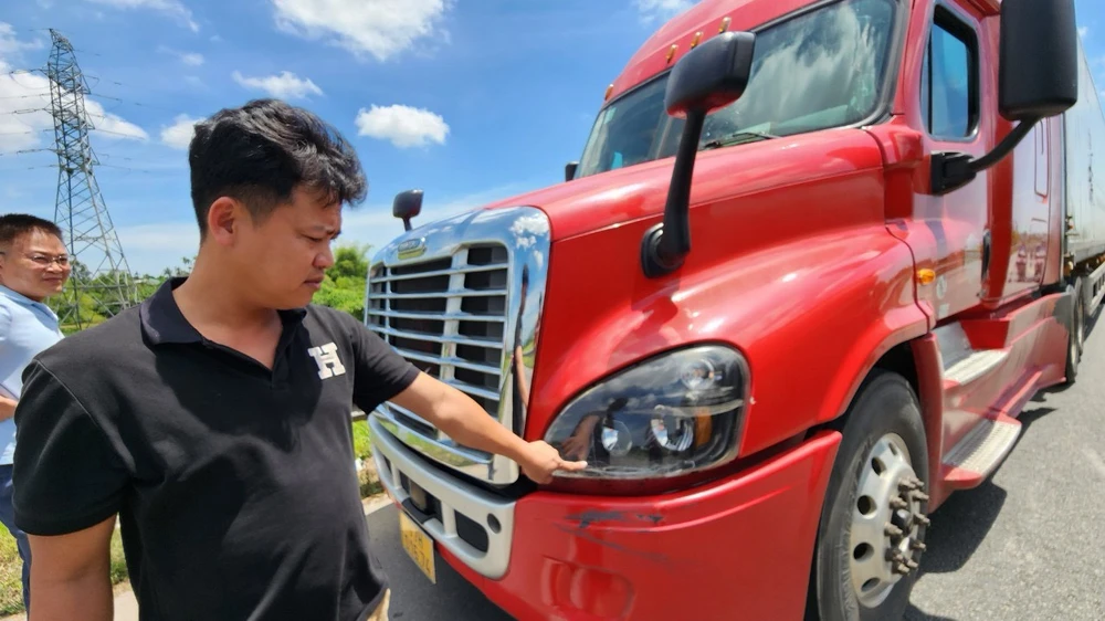 Tài xế xe container trình báo bị kẻ xấu chặn đầu, ném đá làm vỡ kính. Ảnh: AP