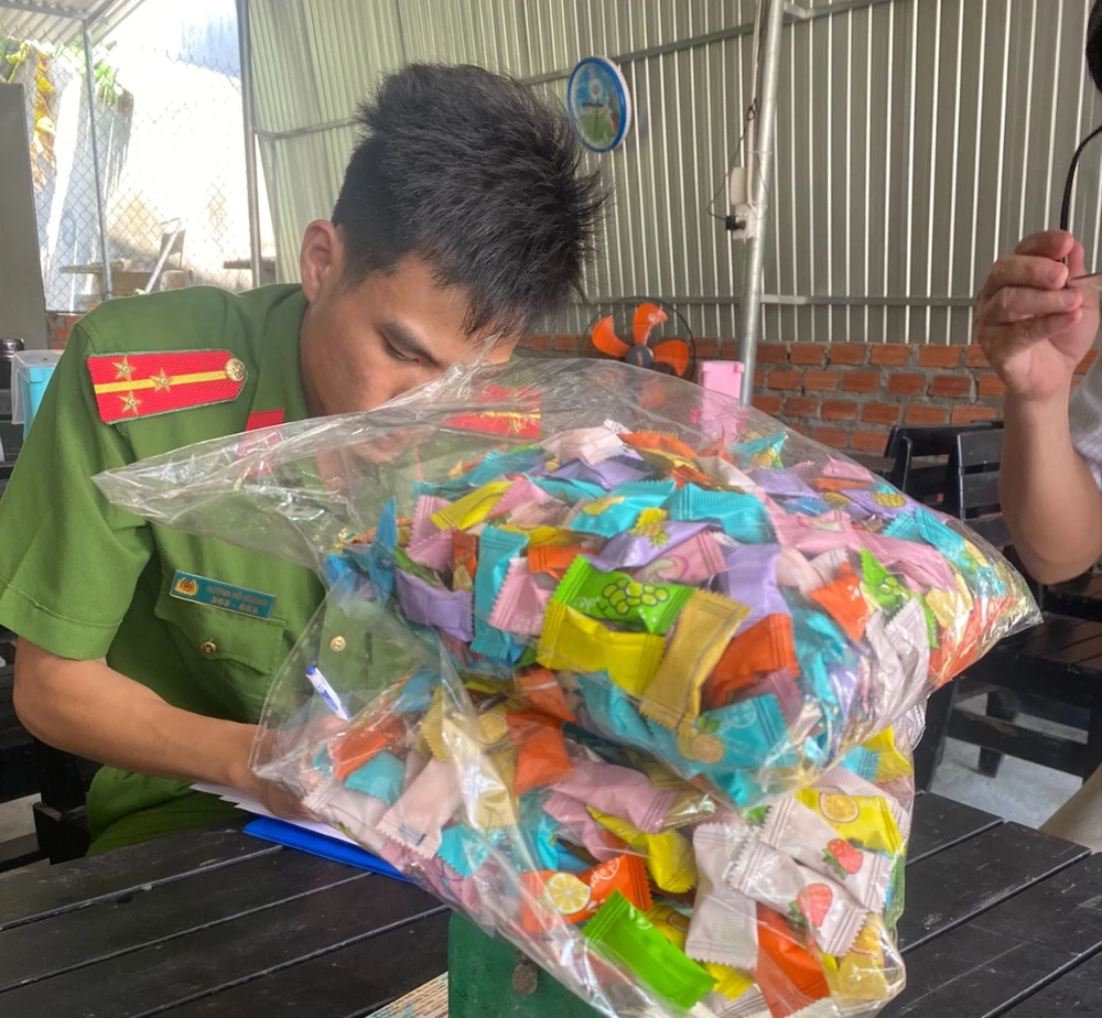 Nhiều học sinh buồn nôn, đau bụng, tức ngực sau khi ăn kẹo lạ không rõ nguồn gốc. Ảnh: CTV