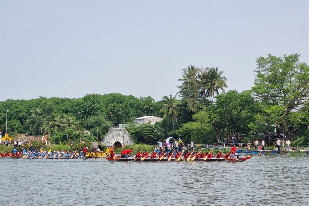 Ban tổ chức công bốt kết quả giải đua thuyền Tam Kỳ mùa hoa sưa. Ảnh: TN