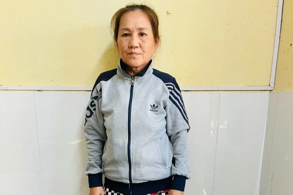 Dở trò không đủ tiền mua, người phụ nữ trộm dây chuyền của tiệm vàng. Ảnh: CA