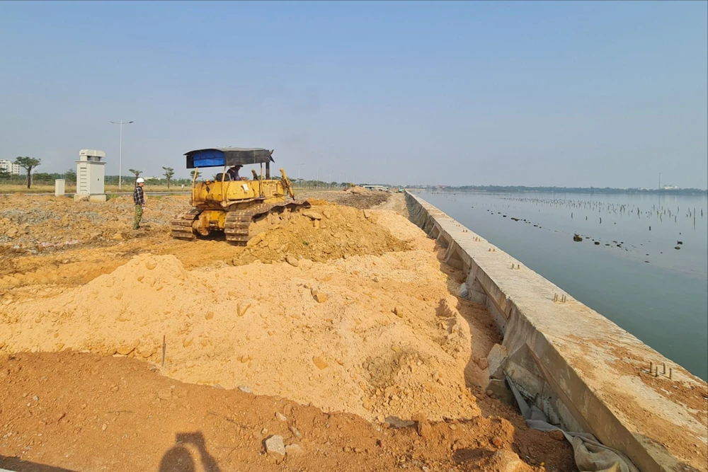 Ban giao thông Quảng Nam ra 'tối hậu thư' cho nhà thầu thi công dự án cải thiện môi trường Chu Lai Núi Thành. Ảnh: TN