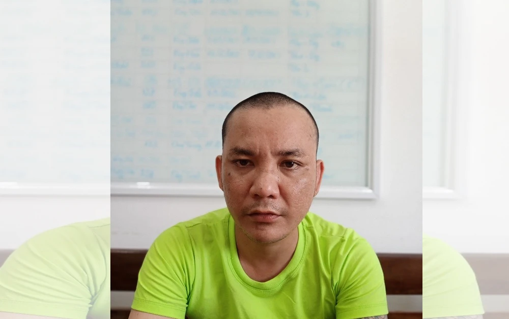 Thanh niên vào cửa hàng cướp điện thoại, bị chủ cửa hàng tóm gọn. Ảnh: CA