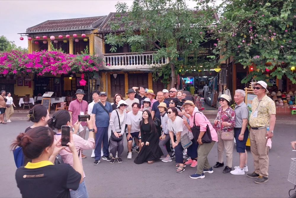 HLV Park Hang-seo chụp hình cùng người hâm mộ tại phố cổ Hội An. Ảnh: Võ Văn Phi Long.