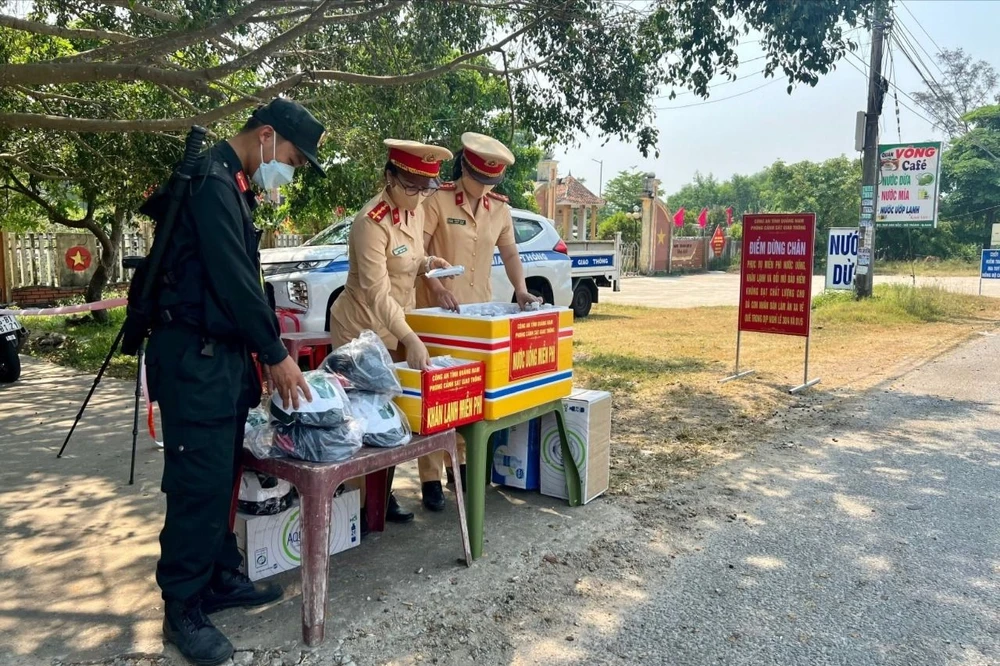 csgt-phat-nuoc-cho-nguoi-dan-ve-que-nghi-le-5.jpeg