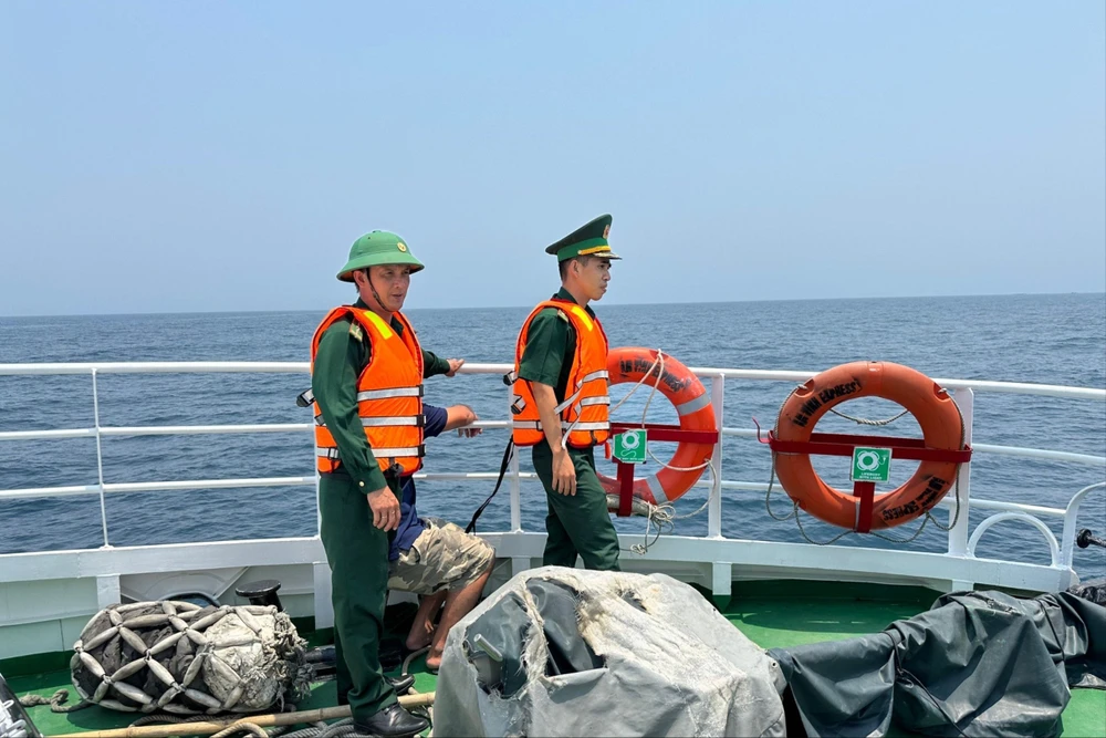 Dừng tìm kiếm thuyền viên gặp nạn trong vụ tàu kéo sà lan chìm ở vùng biển Lý Sơn. Ảnh: TN
