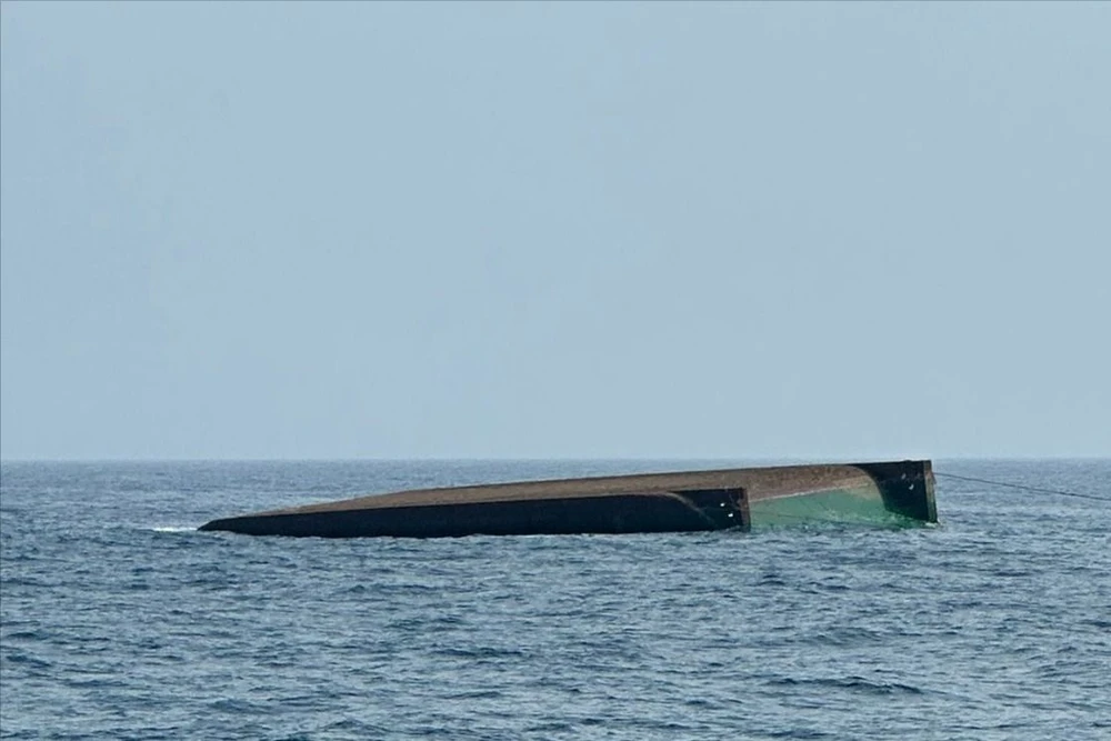 Tàu kéo sà lan chìm trên vùng biển Lý Sơn khiến ít nhất bốn người chết, năm người có tên trong danh sách khi tàu xuất bến đang mất tích. Ảnh: TN