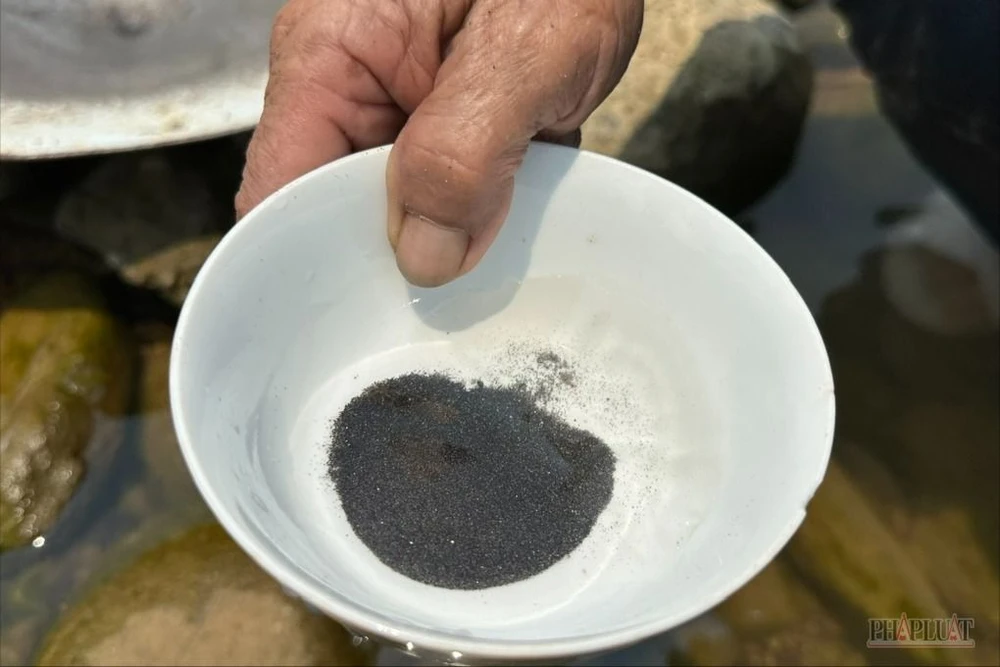 Người dân miền núi Quảng Nam xuống sông tìm vàng