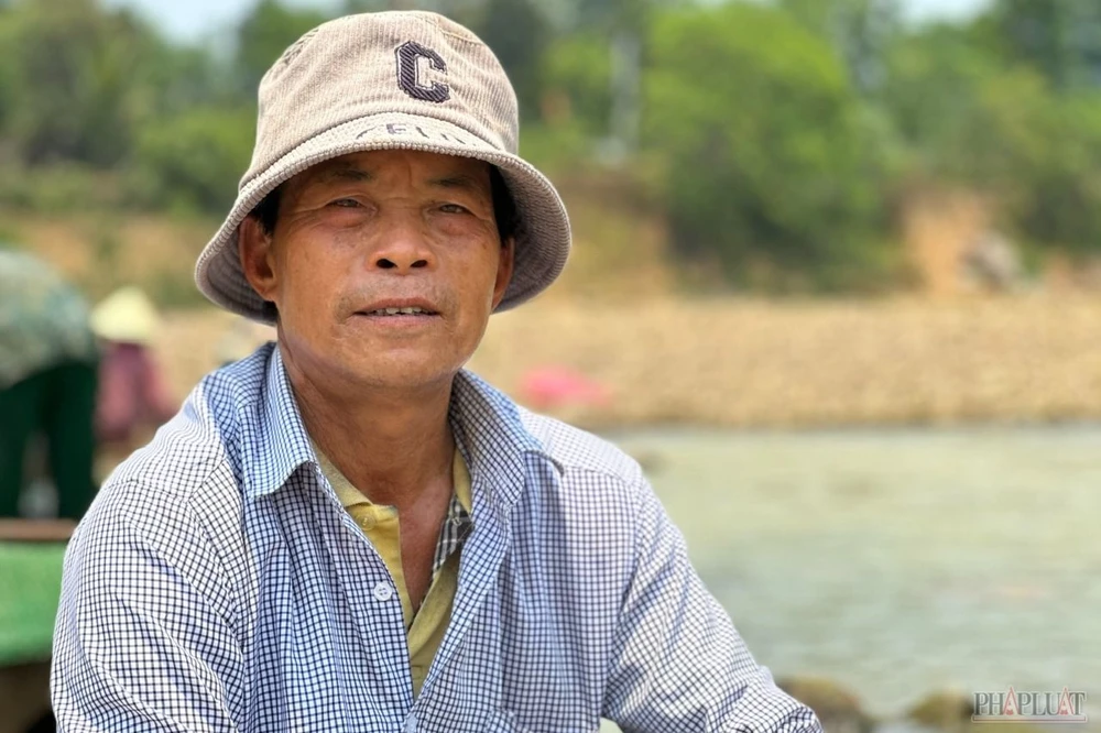 Người dân miền núi Quảng Nam xuống sông tìm vàng