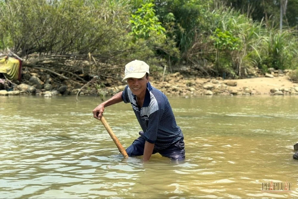 Người dân miền núi Quảng Nam xuống sông tìm vàng