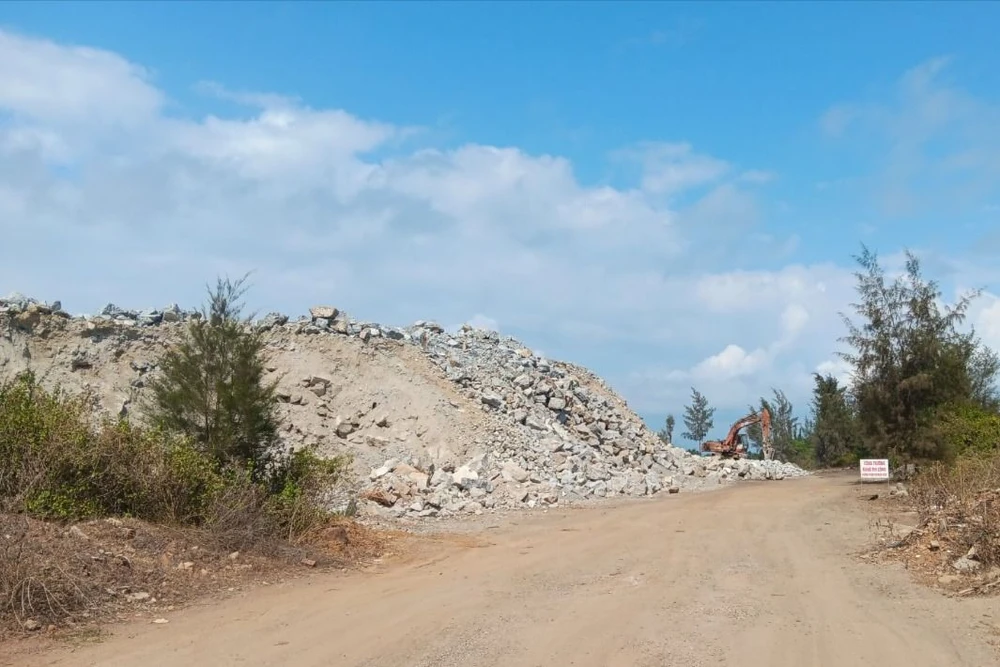 Công ty Lý Tuấn chuyển hơn 167.000 m3 đá từ Quảng Ngãi ra Quảng Nam tập kết trái phép. Ảnh: TN