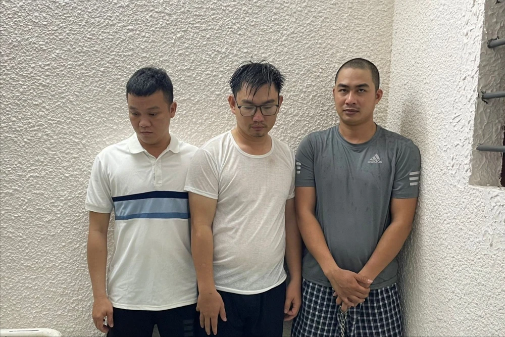 Công an bắt 2 giám đốc doanh nghiệp và 1 nhân viên công ty làm giả tài liệu để đấu thầu. Ảnh: CA