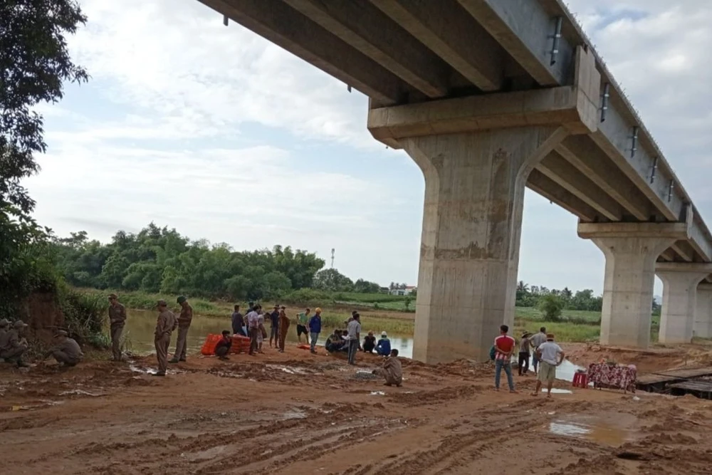 Đi dạo chơi gần công trường, một công nhân rơi xuống sông mất tích. Ảnh: TN