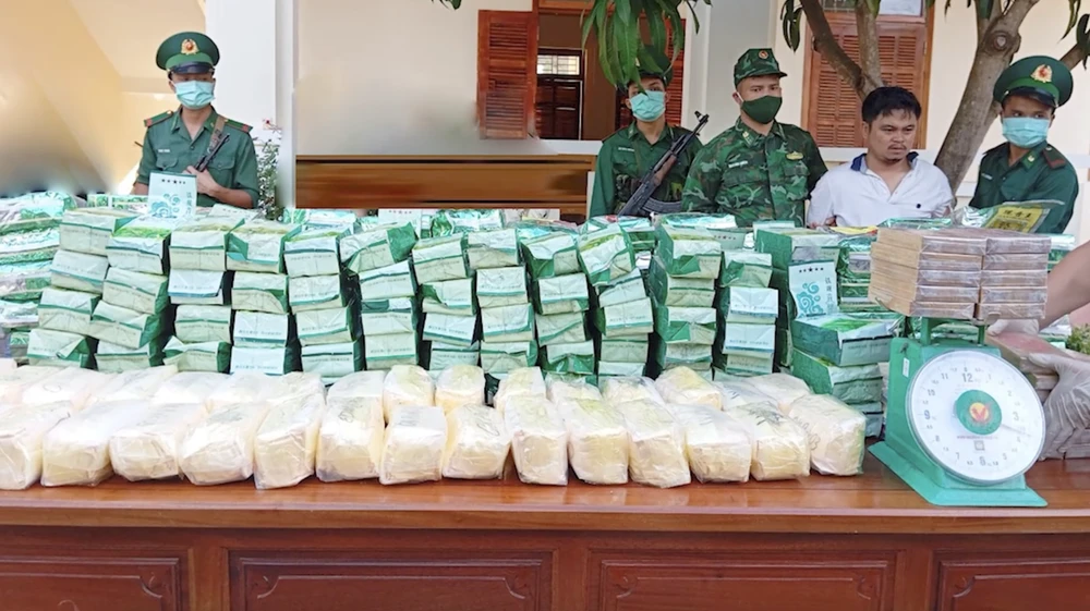 Bắt 8 người quốc tịch Lào mang 198kg ma tuý vào Việt Nam. Ảnh: BP