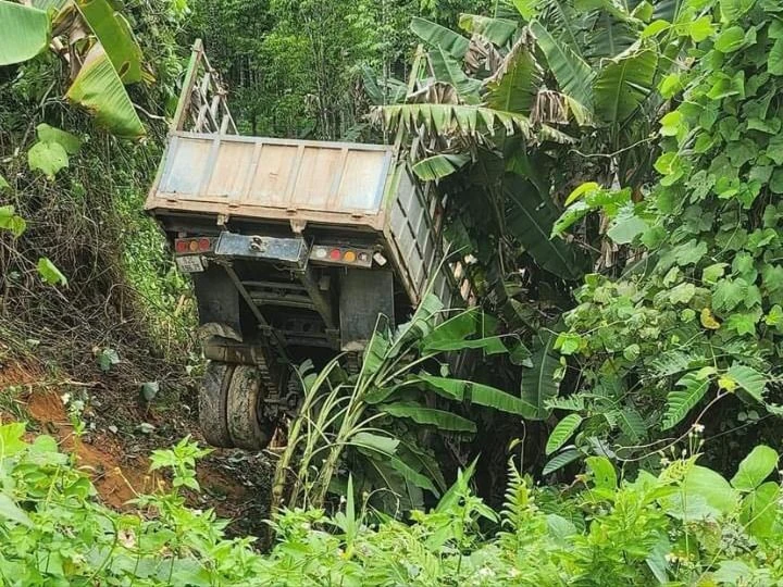 Xe tải chở keo lao xuống vực, 2 người mắc kẹt trong cabin tử vong. Ảnh: FB