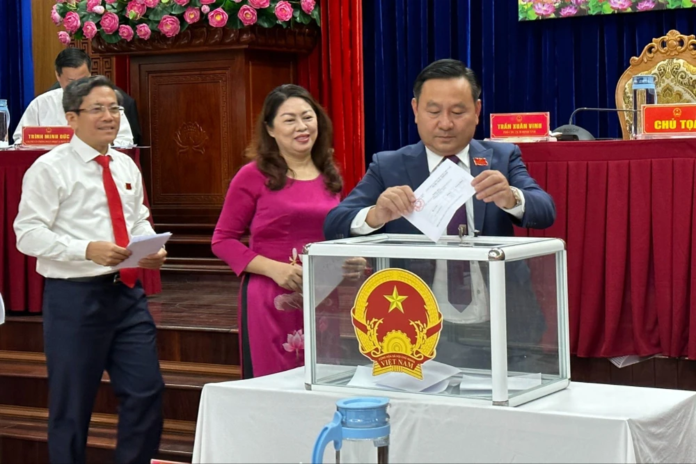 Các đại biểu bầu ông Lê Văn Dũng giữ chức Chủ tịch UBND tỉnh Quảng Nam. Ảnh: TN