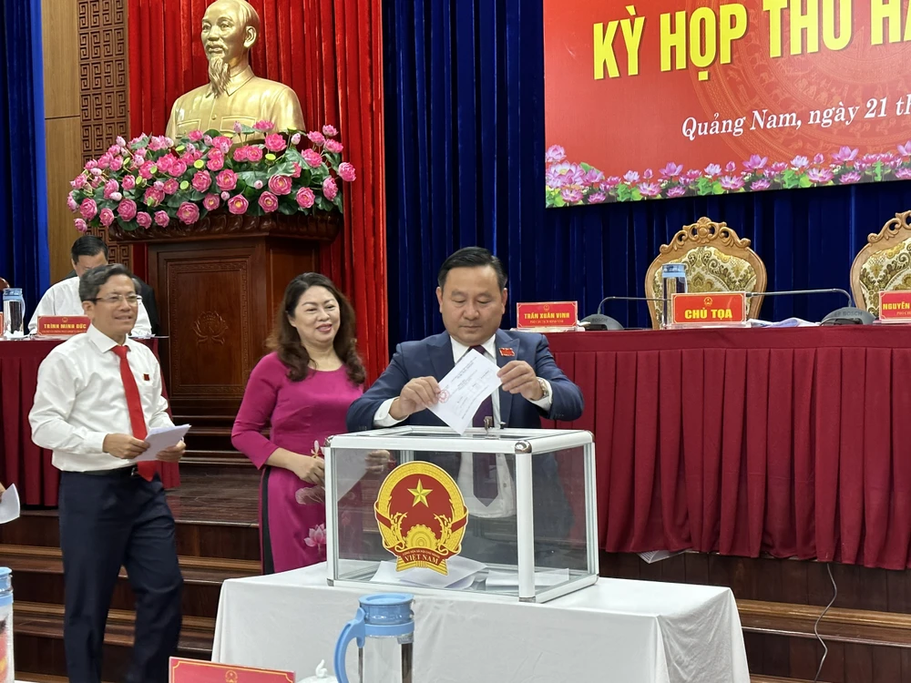 Đại biểu HĐND tỉnh bầu Chủ tịch và Phó Chủ tịch UBND tỉnh Quảng Nam. Ảnh: TN