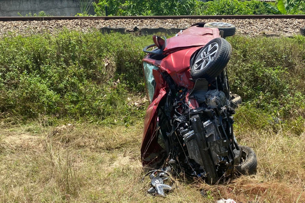 Ô tô bị tàu hoả tông trực diện, văng xa khoảng 10m. Ảnh: TN