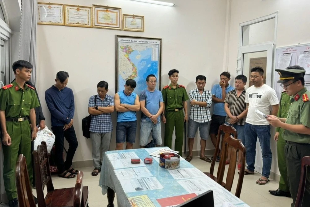 Công an Quảng Nam bắt người cầm đầu đường dây cá độ bóng đá hơn 50 tỉ. Ảnh: CA