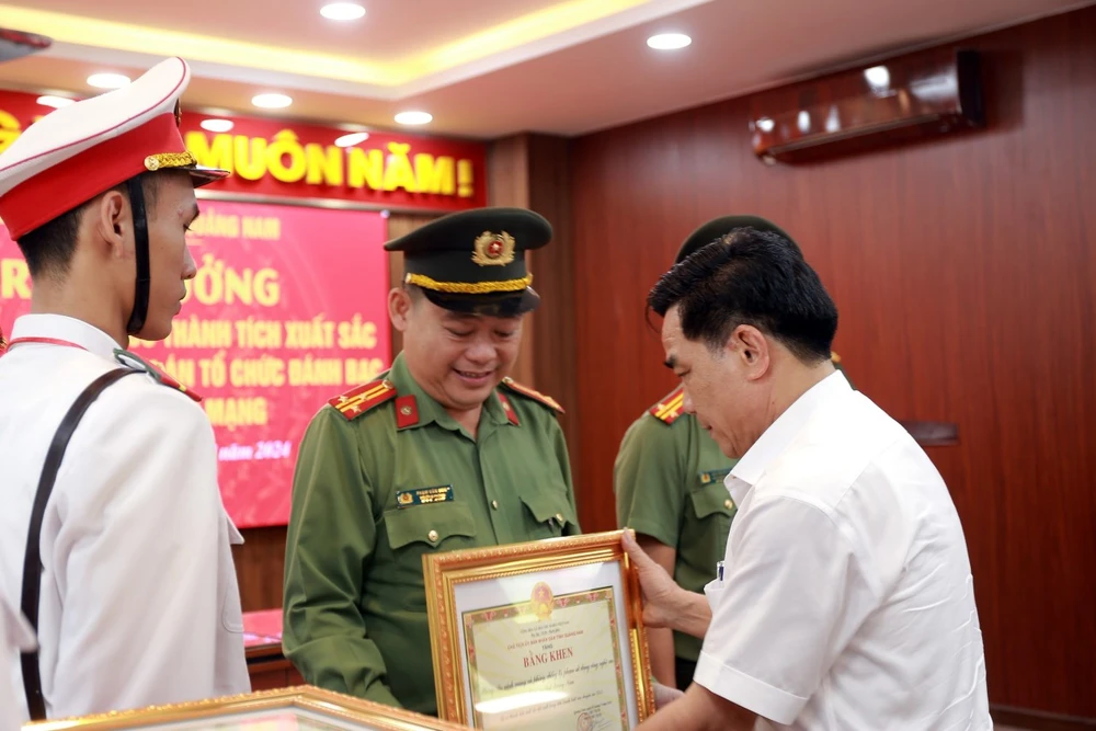 Phó Bí thư Thường trực Tỉnh uỷ Quảng Nam Lê Văn Dũng tặng bằng khen, thưởng nóng cho các cá nhân, đơn vị phá đường dây đánh bạc 20 tỉ đồng mỗi ngày. Ảnh: TN