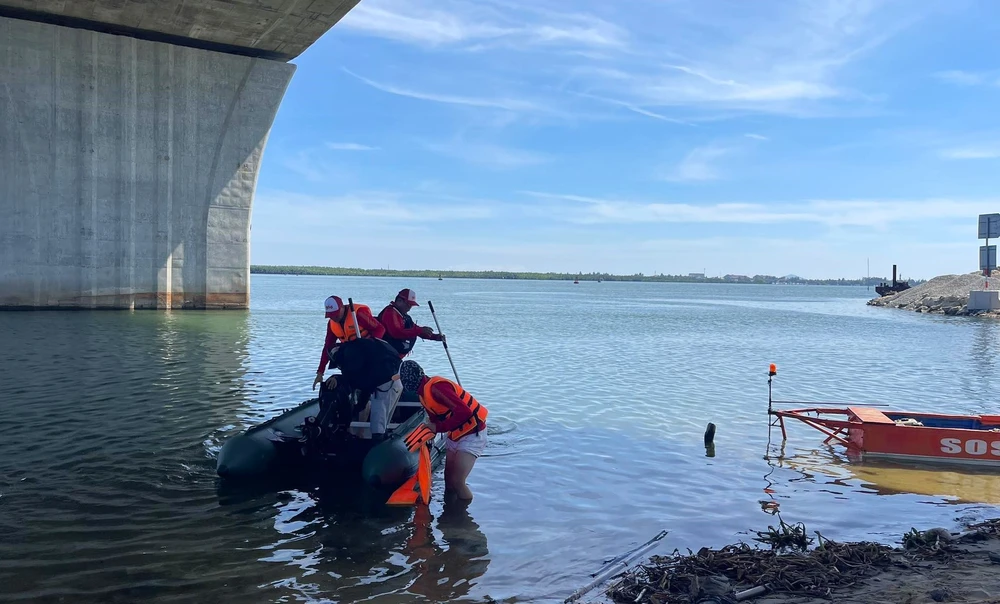 Trưa 5-7, lực lượng chức năng đã tìm thấy thi thể người cha trong vụ cha ôm con gái 1 tuổi nhảy cầu tự tử.