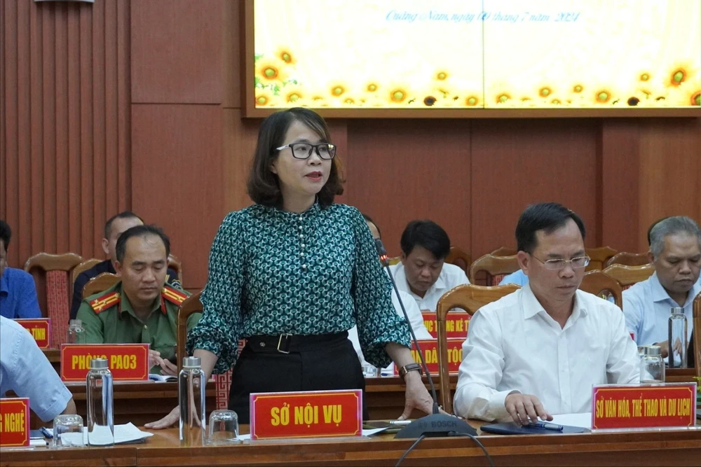 Bà Trần Thị Kim Hoa trả lời các nội dung liên quan đến việc sáp nhập huyện Quế Sơn và Nông Sơn. Ảnh: TN