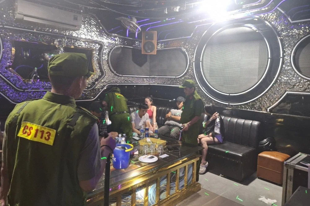 Cảnh sát phát hiện 8 khách chơi ma tuý trong phòng hát karaoke Paris. Ảnh: CA
