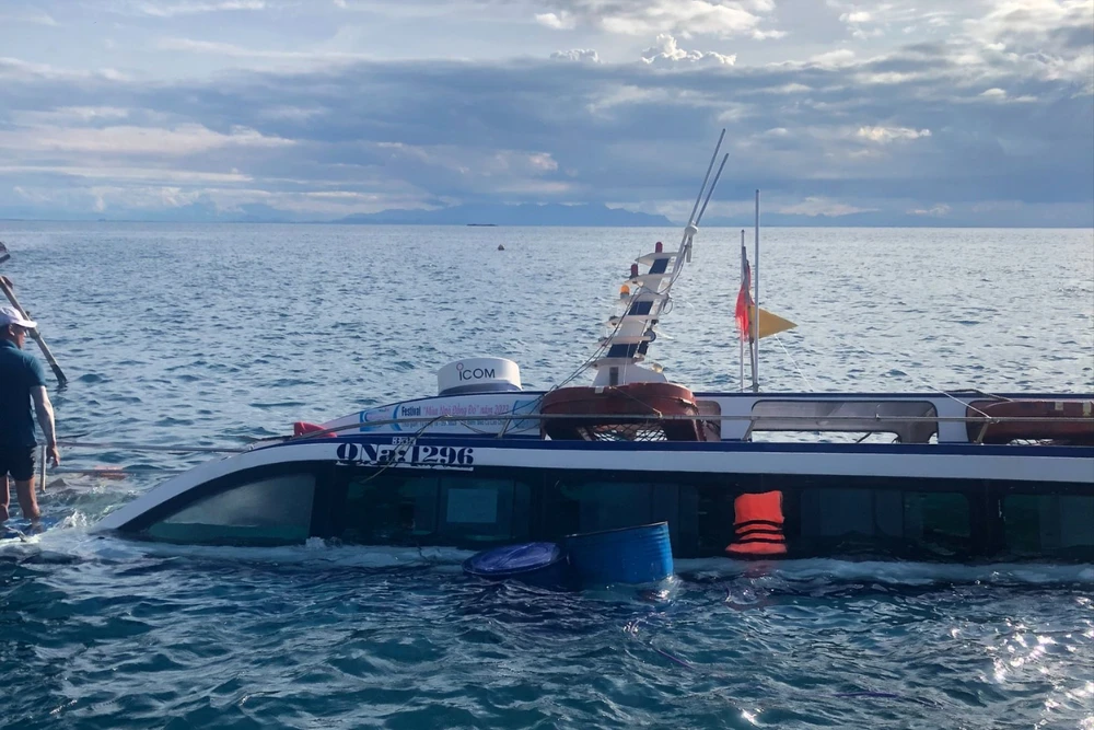 Chiếc ca nô chở 23 người chìm trên vùng biển Cù Lao Chàm. Ảnh: TN